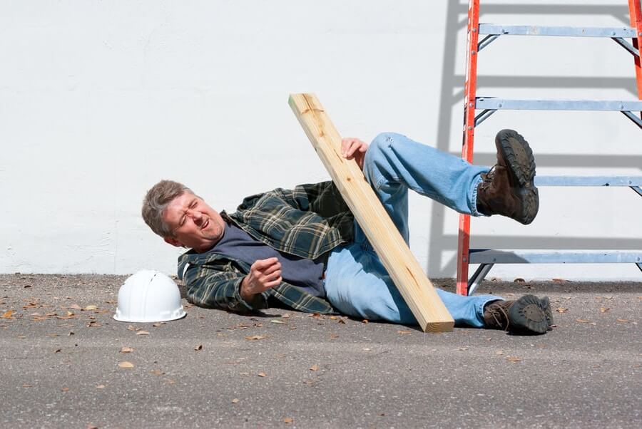 A worker slip and fall from the ladder while working