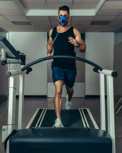 Man monitor his sports performance.